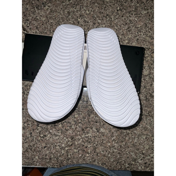 Kobe Kawa Slides 7Y - Picture 4 of 7